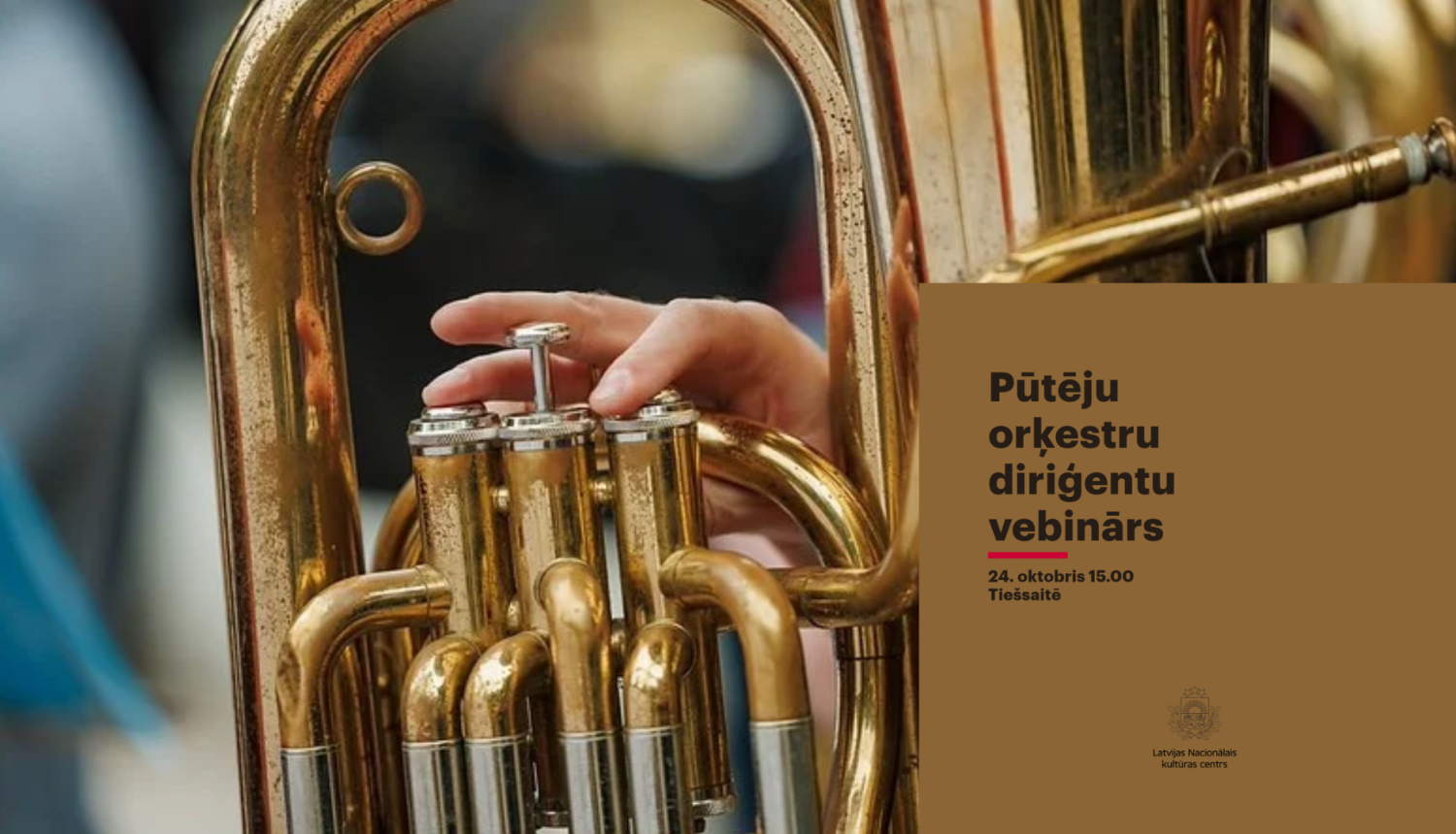 : Pūtēju orķestru diriģentu vebināra afiša. Attēlā redzama misiņa pūšaminstrumenta detaļa un mūziķa roka. Norises laiks – 24. oktobrī plkst. 15.00, tiešsaistē