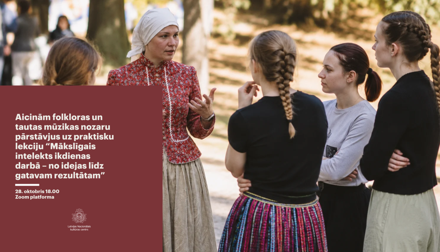 Attēlā redzama sieviete tautastērpā, kas sarunājas ar jaunietēm brīvā dabā. Attēla kreisajā pusē uz tumši sarkana fona izvietots aicinājums uz Latvijas Nacionālā kultūras centra organizētu praktisku lekciju par mākslīgā intelekta izmantošanu ikdienas darbā.
