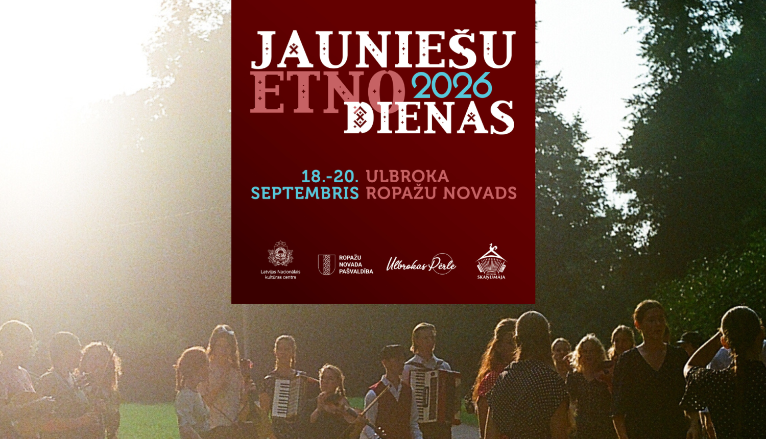 Jauniešu Etnodienu pasākuma plakāts ar muzicējošiem jauniešiem dabā