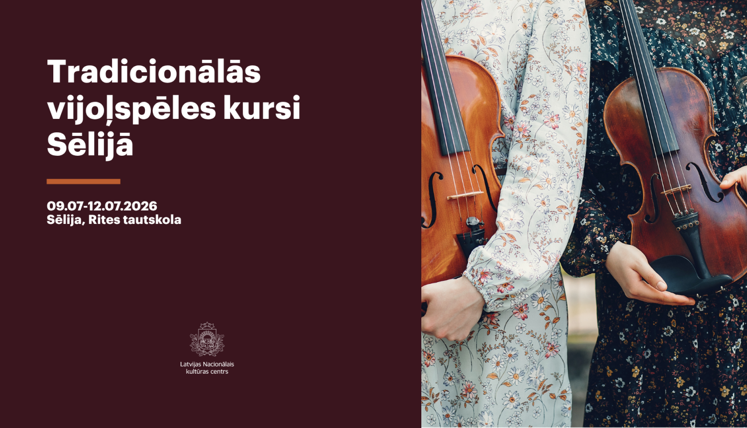 Tuvplānā puķainās kleitās tērptas meitenes tur rokās vijoles.