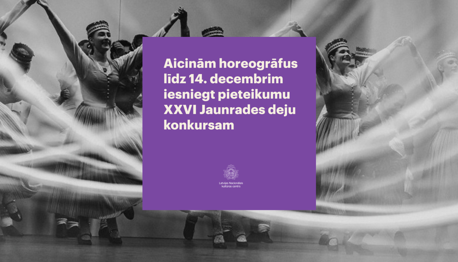 Teksta bloks priekšplānā un fonā meitenes sadevušās rokās