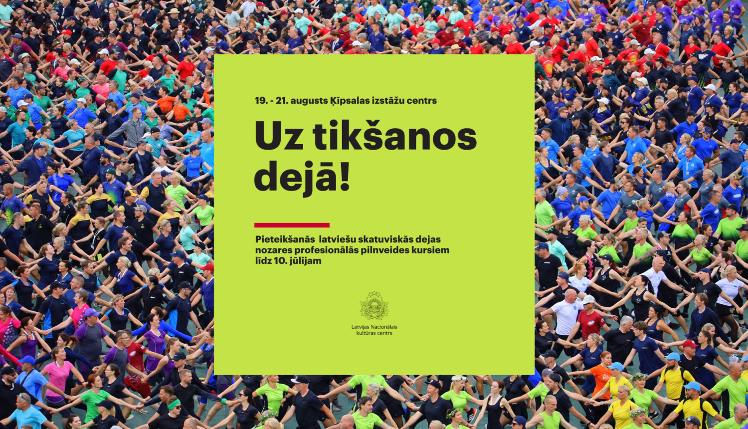 Deju kolektīvu dejotāji krāsainos treniņtērpos sadevušies rokās deju laukumā
