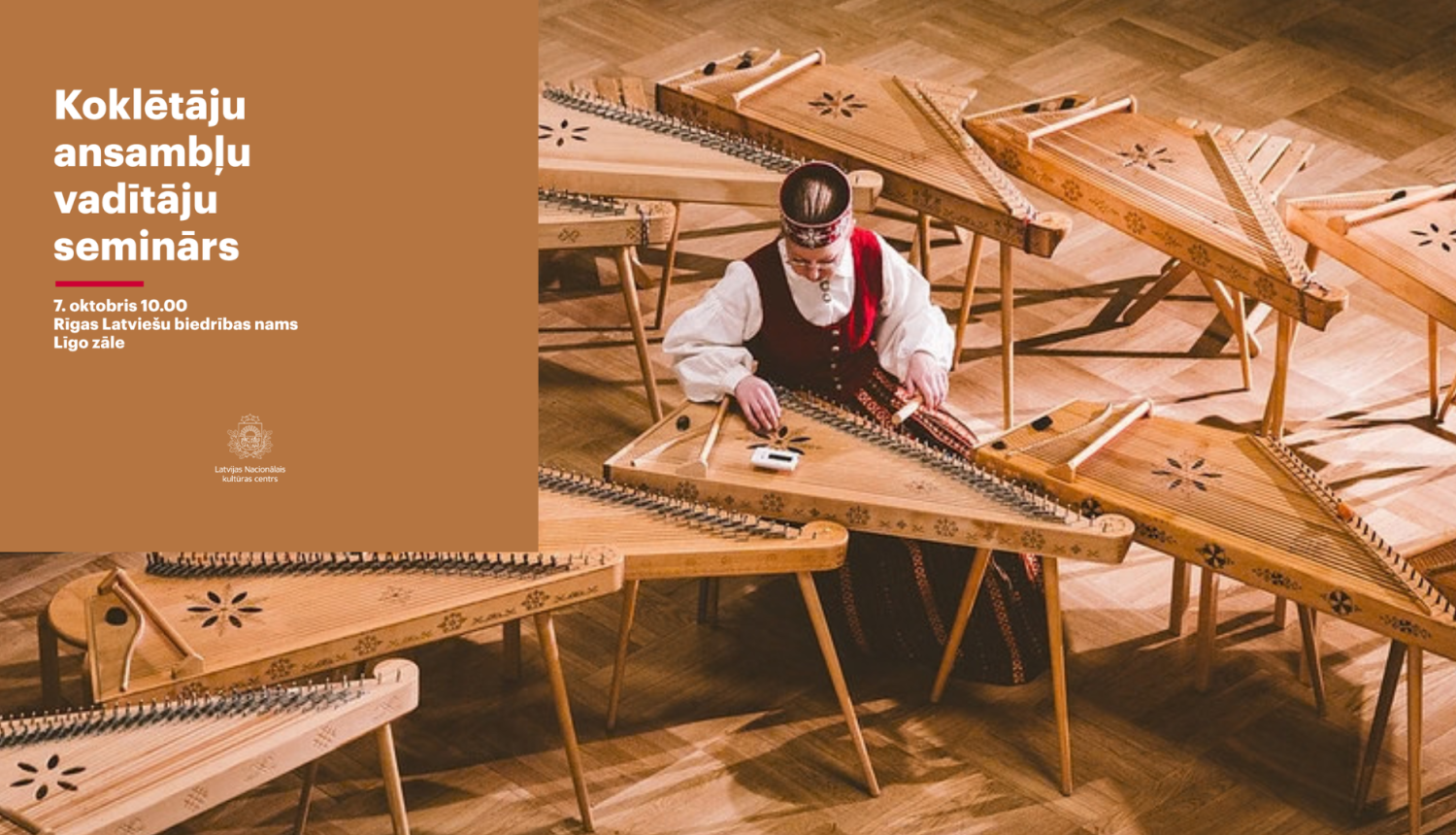 Attēlā redzama koklētāja tautastērpā, spēlējot kokles, apkārt izvietotas vairākas dažāda izmēra kokles.