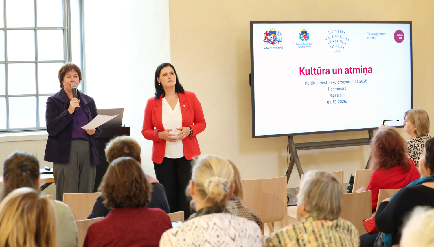 Attēlā redzama Latvijas Nacionālā kultūras centra sabiedrības līdzdalības projektu koordinatore Aiga Vasiļevska un Latvijas Kultūras akadēmijas Tālākizglītības centra vadītāja Ilona Asare.