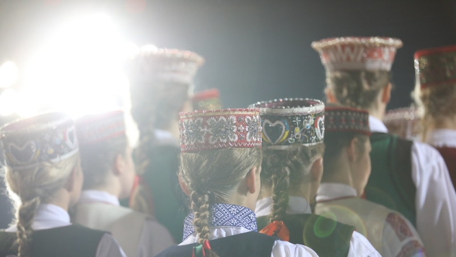 Stāv meitenes ar kroņiem