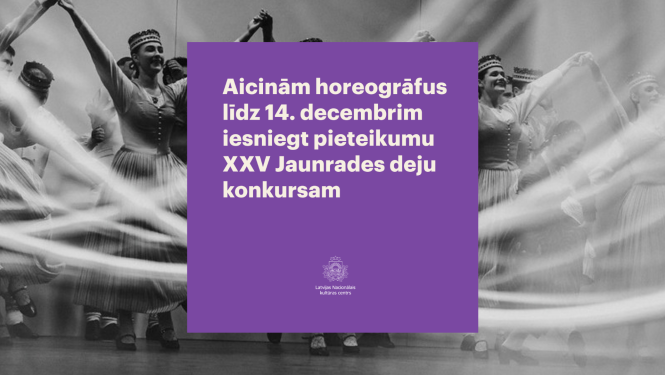 Fonā tautas deju kolektīva dalībnieces stāv sadevušās rokās, priekšplānā teksta bloks.