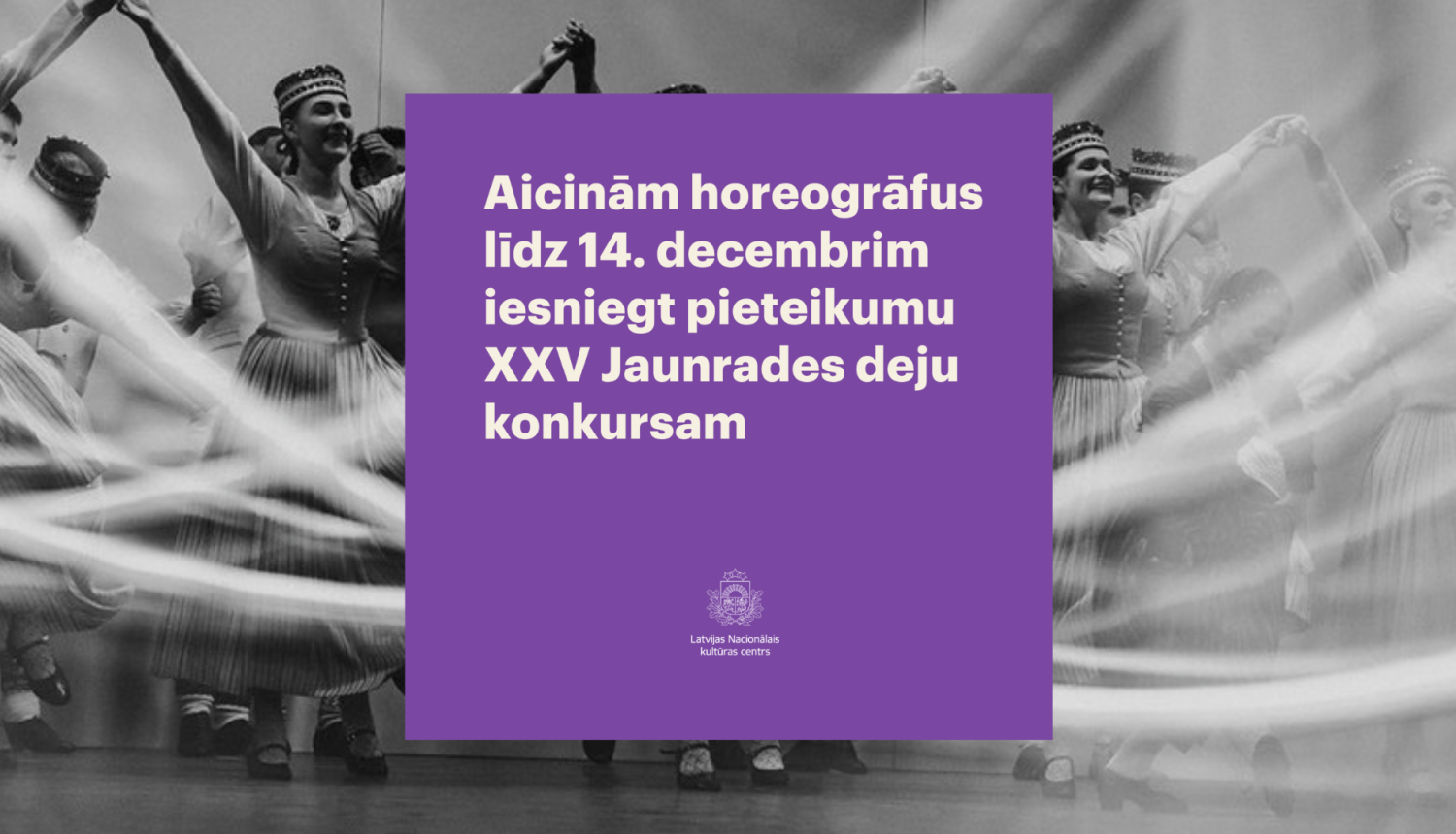 Fonā tautas deju kolektīva dalībnieces stāv sadevušās rokās, priekšplānā teksta bloks.