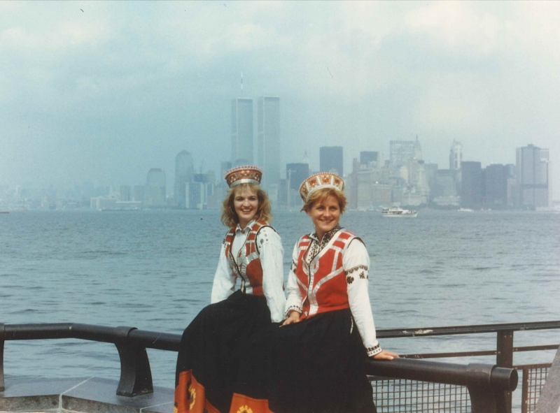 Sandra Galiņa un Inga Grīnberga ar skatu uz Ņujorku, ASV, 20. gs. 80. gados