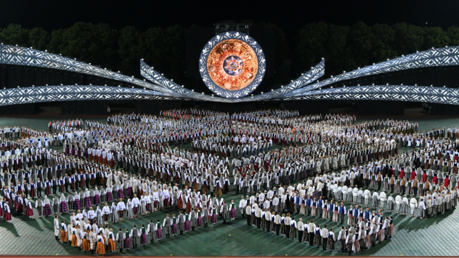 Deju lieluzvedumā "Mūžīgais dzinējs" uz stadiona laukuma dejotāji veido rakstus. Dziesmu un deju svētki 2023. gadā