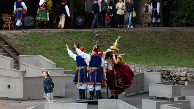 IX Starptautiskais tautas deju festivāls "Sudmaliņas" - Iepazīšanās tūre "Labāk deviņi draugi..." Vecrīgā