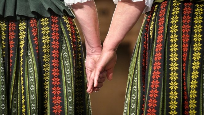 Sievietes tautas tērpos