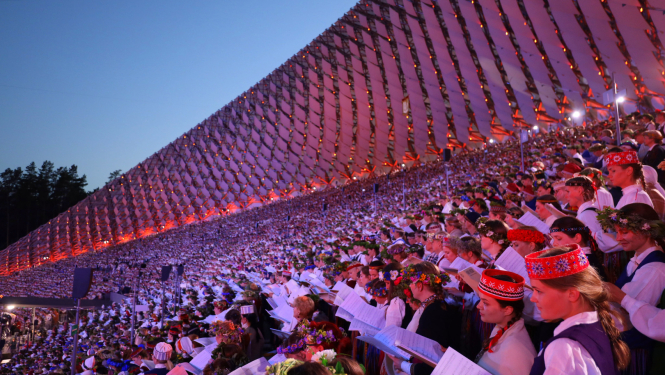 Kora dziedātājas Dziesmu un deju svētkos Mežaparka Lielajā estrādē. Novakars.