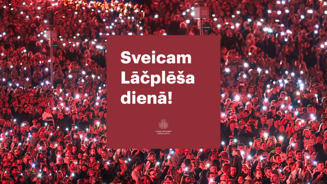 Cilvēki Mežaparka estrādē spīdina gaismiņas