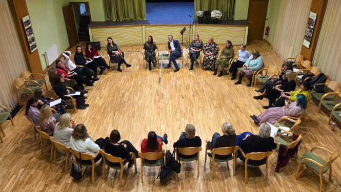 Kultūras centru vadītāji aplī diskutē kopā ar režisoru Intaru Rešetinu-Pētersonu