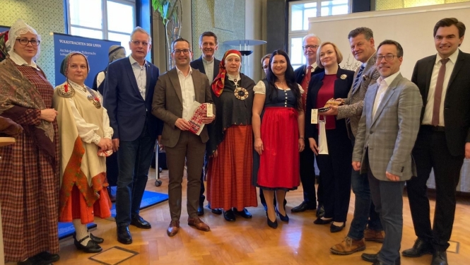 Izstādes "Latvija un tās tautastērpi" dalībnieki
