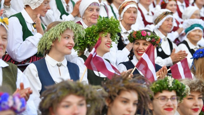 Dziesmu svētku dalībnieki estrādē