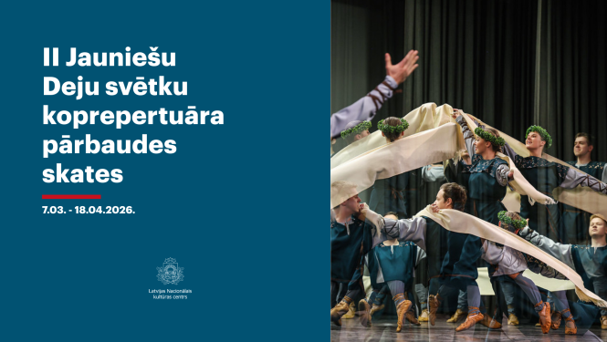 Tautas deju kolektīvs dejo ar baltiem lakatiem un zilos tērpos