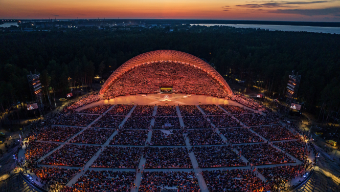 Mežaparka Lielā estrāde Dziesmu svētku koncerta laikā vēlā vakarā, kad saule jau norietējusi.