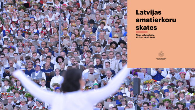 Kopkoris, priekšplānā diriģenta siluets, 