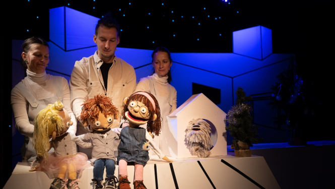 Liepājas Leļļu teātra izrāde "Puika, kurš neticēja Ziemassvētkiem". Foto Vineta Jaunzeme