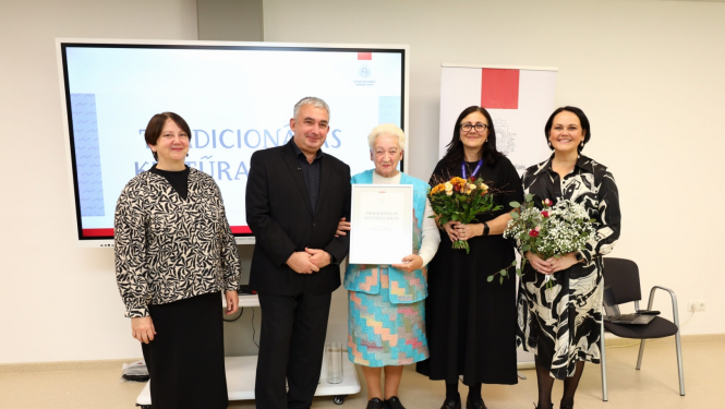 Tradicionālās kultūras izcilības balva - laureāte Ina Valtere centrā
