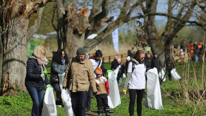 Talku tradīcija Latvijā. "Lielā Talka" Strazdumuižā 2025. gada aprīlī. Foto - Biedrība "PēdasLV".