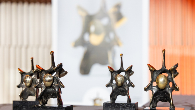 Kormūzikas balvas - metāla statuetes mugurkaula skrimšļa formā