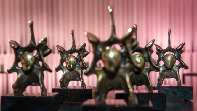 Kormūzikas balva - metāla statuete, kas veidota kā cilvēka mugurkaula daļa