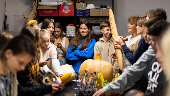 Skolēni ekskursijā Latvijas Nacionālajā teātrī. Foto: Reinis Oliņš