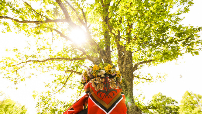 Sieviete taututērpā