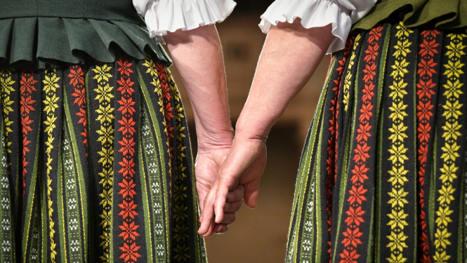 Sievietes tautas tērpos