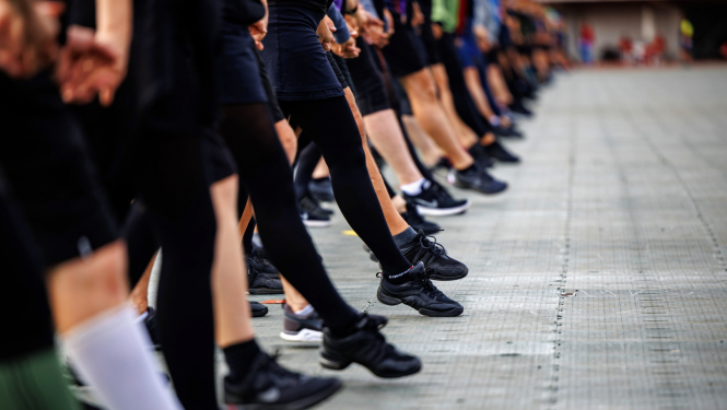 Latviešu skatuviskās dejas dejotāji_kāju tuvplāns