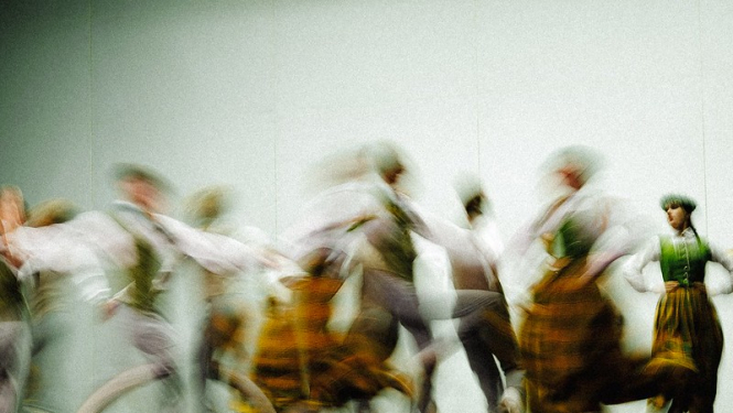 Tautas deju kolektīvs dejo