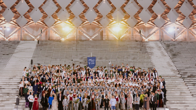 Rīgas Doma kora skolas kolektīvs Dziesmu svētku estrādē