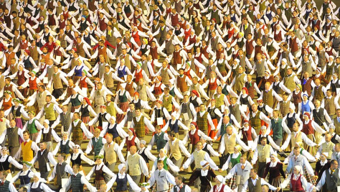 Deju svētki dejotāju kopskats