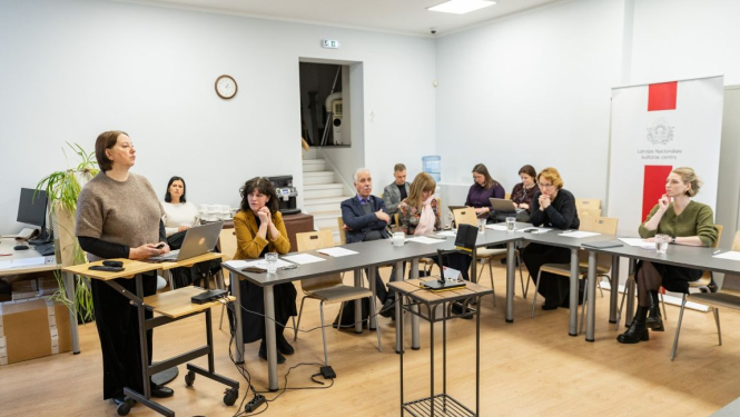 Dziesmu un deju svētku padomes sēdes locekļi sēž pie U veida galda Latvijas Nacionālajā kultūras centrā