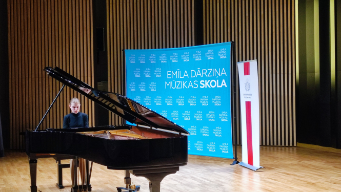Mūzikas vidusskolas audzēkne spēlē flīģeli Valsts konkursā