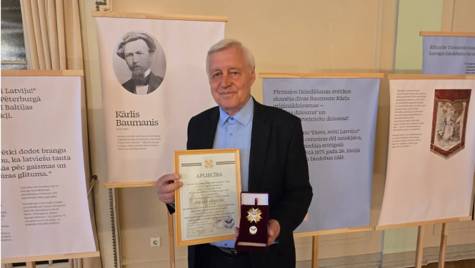 Jēkabs Ozoliņš ar apbalvojumiem