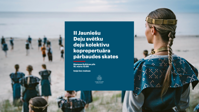 Dejotāji zilos tautas tērpos pie jūras