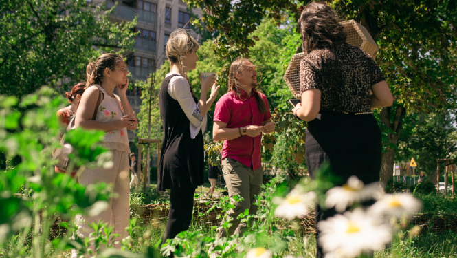 Cilvēki brīvā dabā sarunājas