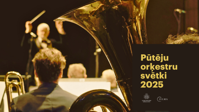 Pūtēju orķestris ar tubu priekšplānā un diriģentu fonā