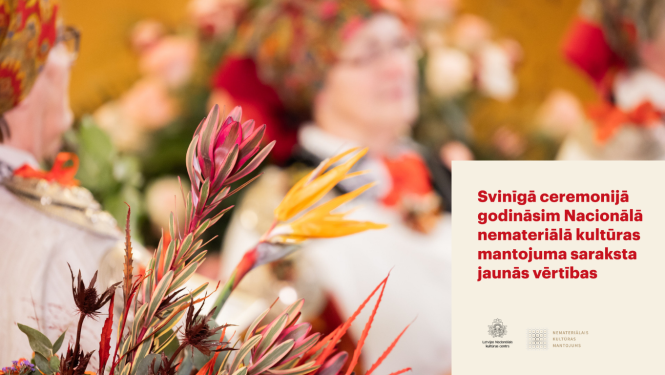 Ziedi un Bārtas kultūrtelpas pārstāves fonā