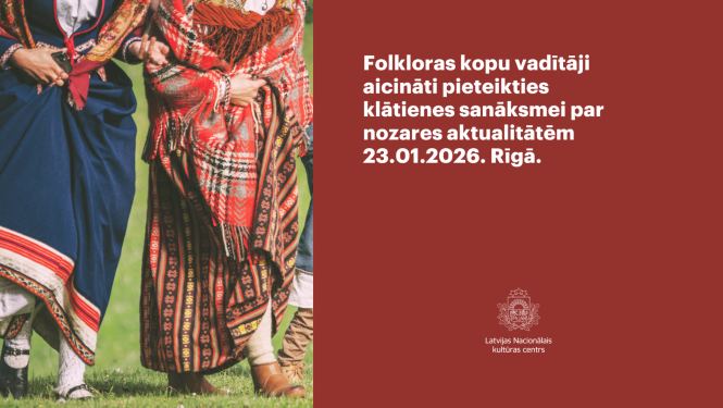 Attēlā tuvplānā redzamas divas sievietes tautastērpos kustībā.