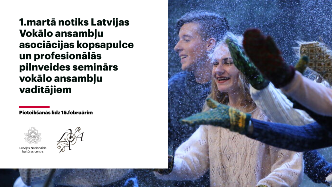 vokālais ansamblis uz skatuves ziemīgā scenogrāfijā