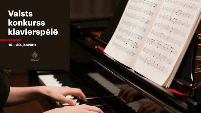 Tuvplānā klavieres, pianista rokas un nošu partitūra