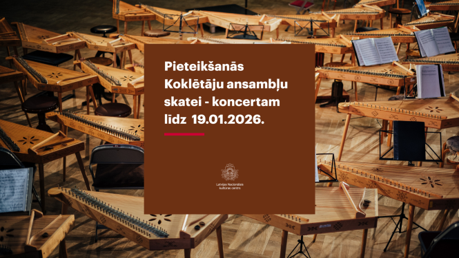 Koncertkokles un krēsli izvietoti uz skatuves pirms koncerta