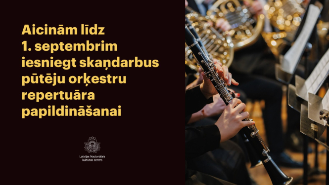 Tuvplānā pūšamie mūzikas instrumenti un nošu pultis koncertā uz skatuves