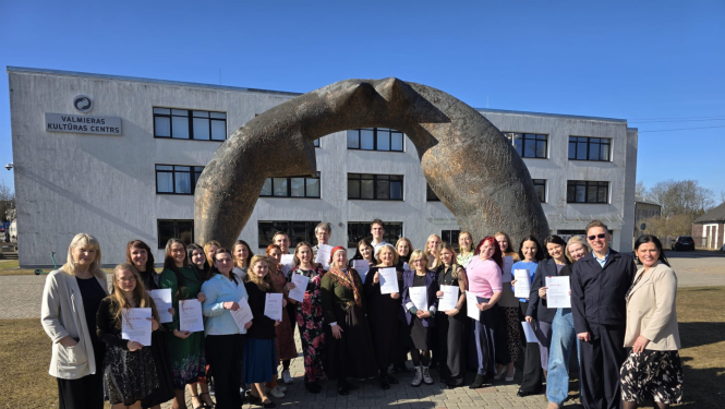 Latviešu deju skolas X absolventi ar sertifikātiem rokās