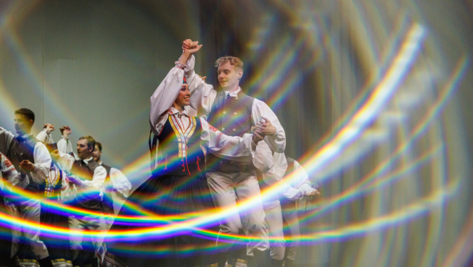 Dejotāji uz skatuves