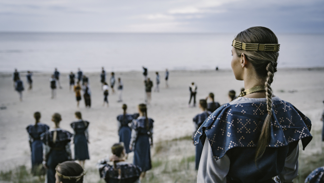 Dejotāji jūras krastā